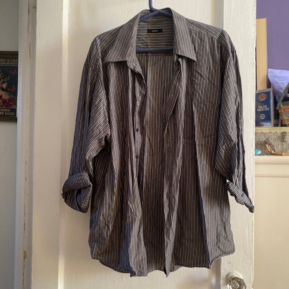 Alfani Button Down-XL
Men’s 
100% cotton
Grey strips